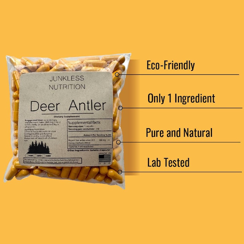 以下が含まれることがあります： 「Junkless Nutrition Deer Antler Dietary Supplement」とラベルされた、黄色いカプセルが入った透明な袋。右側のテキストは「Eco-Friendly」、「Only 1 Ingredient」、「Pure and Natural」、「Lab Tested」と表示されています。