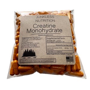 Puede incluir: Una bolsa de pl&aacute;stico transparente llena de c&aacute;psulas de monohidrato de creatina de color naranja. La bolsa tiene una etiqueta marr&oacute;n con el texto "Junkless Nutrition Creatine Monohydrate" e informaci&oacute;n nutricional. La etiqueta tambi&eacute;n incluye "Made in U.S.A."
