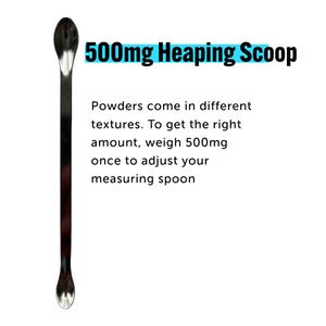 Op de afbeelding: Een roestvrijstalen maatlepel met een schep aan &eacute;&eacute;n uiteinde. De tekst "500mg Heaping Scoop" staat boven de tekst "Poeders komen in verschillende texturen. Om de juiste hoeveelheid te krijgen, weeg 500 mg."