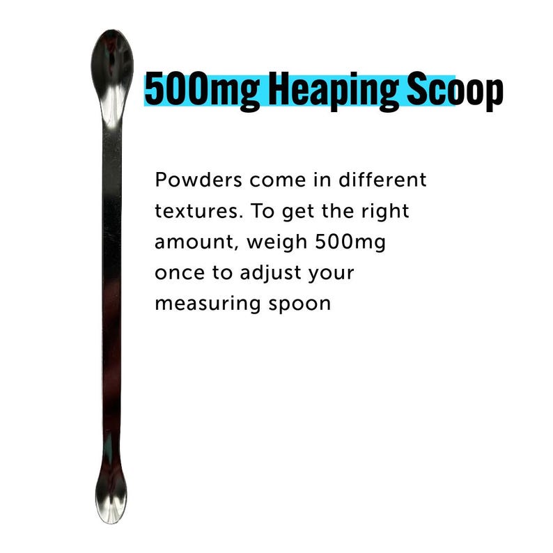 Op de afbeelding: Een roestvrijstalen maatlepel met een schep aan &eacute;&eacute;n uiteinde. De tekst "500mg Heaping Scoop" staat boven de tekst "Poeders komen in verschillende texturen. Om de juiste hoeveelheid te krijgen, weeg 500 mg."
