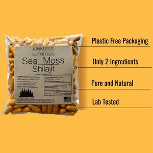 Puede incluir: Una bolsa de pl&aacute;stico transparente llena de c&aacute;psulas amarillas, etiquetada como "Junkless Nutrition Sea Moss Shilajit". La bolsa tiene una etiqueta de papel con informaci&oacute;n nutricional y el texto "Embalaje sin pl&aacute;stico, Solo 2 ingredientes, Puro y natural, Probado en laboratorio."