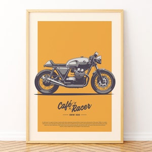 Può includere: Una stampa incorniciata con un'illustrazione di una moto d'epoca. La moto è argento e nera, su uno sfondo arancione. Il testo "Café Racer" e "BMW R60" è visualizzato sotto.