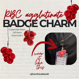Op de afbeelding: Badge-bedel met rode bloedcelagglutinatie. De afbeelding toont een badge-bedel met een cluster van rode, ronde kralen. De tekst luidt "RBC agglutinate BADGE CHARM". De bedel wordt getoond bevestigd aan een badgehouder. De tekst zegt ook "Customize them. Gift them. Stack them."