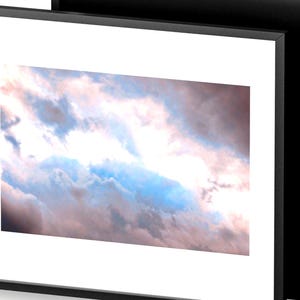 Matte Sky Drama ingelijste poster - humeurige roze blauw grijze onweerswolken kunst aan de muur, natuurfotografie, weer Home Decor, donkere atmosferische print