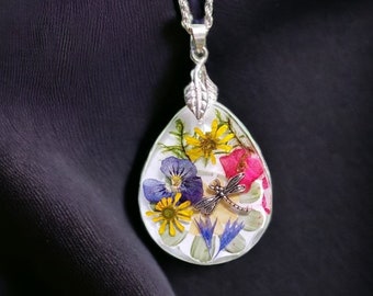 Pressed flowers. Pendant with wild flowers. A gift for her, Handmade for a special person. Terrarium pendant. Jewelry as a gift