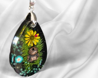 pressed flowers pendant, gift for her, dried flowers for nature lovers, beads, birthday gift, terrarium necklace,