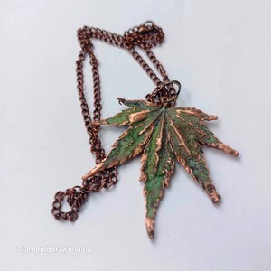 Botanische Halskette (ES 2) aus echtem Ahornblatt, überzogen mit Kupfer und Patina. Kupferschmuck, von der Natur geschaffen.
