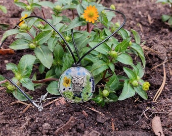 botanical pendant, forest necklace, forest jewelry, owl necklace in the forest, pressed flowers pendant, moss pendant, beads, resin