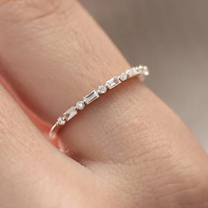 Baguettes und runder Moissanit-Hochzeitsring mit halber Ewigkeit, halber Ewigkeitsring, Baguette-Moissanit-Band