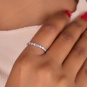 Rund und Baguettes Halbe Ewigkeit Moissanite Ehering, Halb Eternity Band, Rund und Baguette Moissanite Band