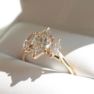 Pierścionek zaręczynowy z moissanitem o szlifie markizowym o masie 1,54 ct, obrączka ślubna, pierścionek ze szlifem markizowym, wydłużony pierścionek ze szlifem markizowym, pierścionek z trzema kamieniami