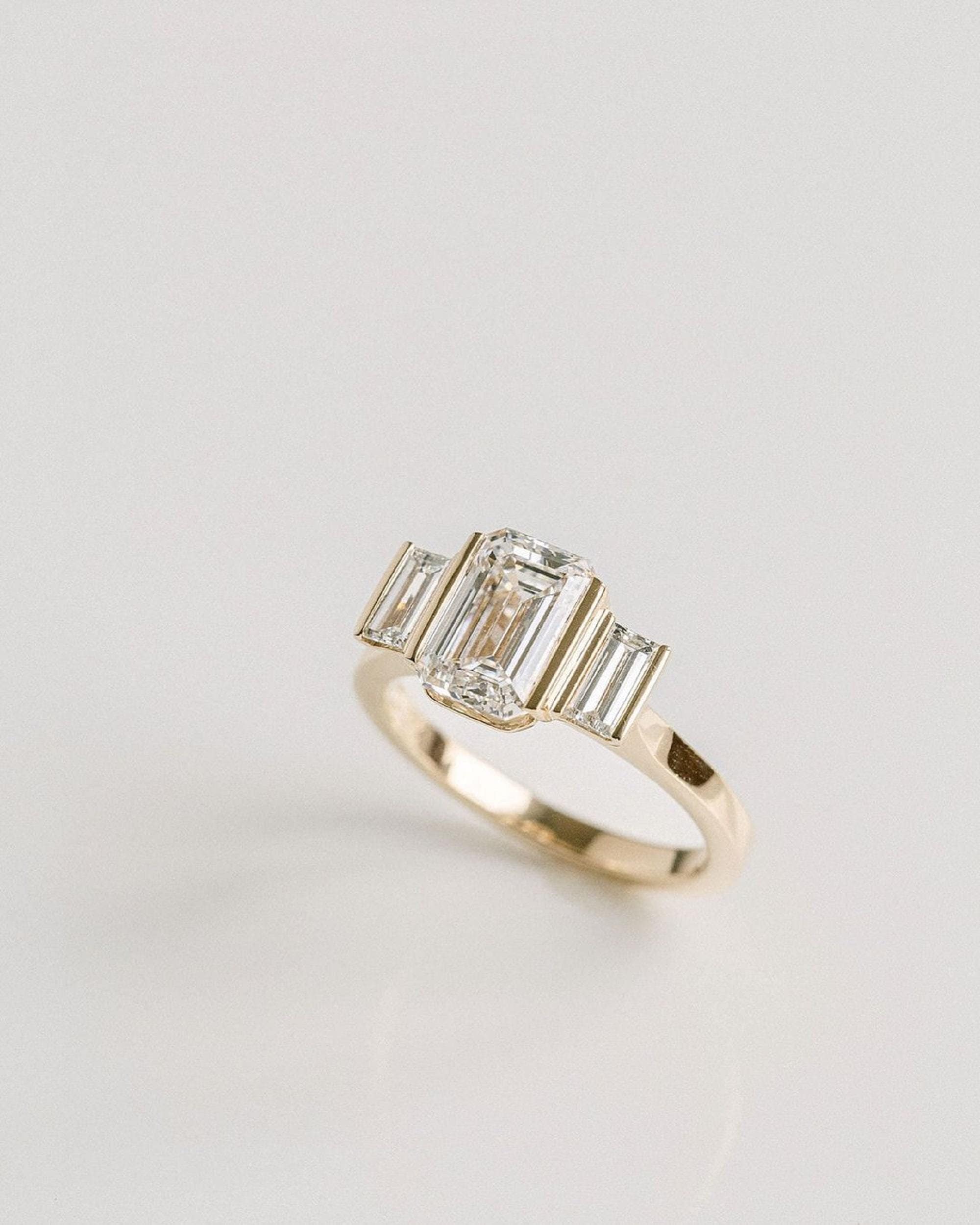 ハンドメイド Buy Bezel 2 Ct Emerald Cut Moissanite Engagement Ring