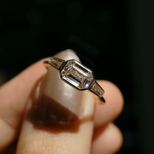 Anello con castone incastonato in tre pietre da 1,18 ct con taglio smeraldo, anello di fidanzamento con moissanite, anello con taglio smeraldo, anello di fidanzamento con moissanite, anello con castone con taglio smeraldo