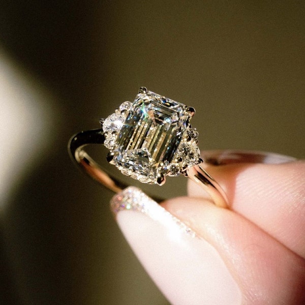 Anillo de compromiso de moissanita con corte esmeralda de 2,81 ct, anillo de compromiso de moissanita con halo oculto.