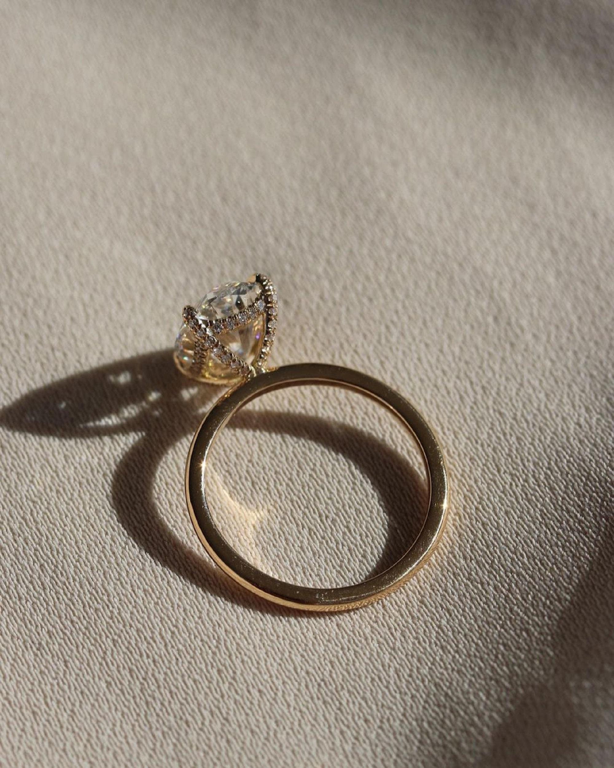 Anillo de compromiso de moissanita de corte ovalado de 3 quilates, anillo de corte ovalado, óvalo alargado, anillo de compromiso de moissanita con halo oculto, óvalo triturado con hielo