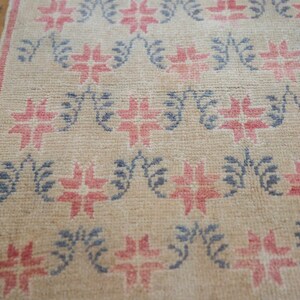 Hand Knotted Wool Oushak Rug: Pink Beige Geometric Design