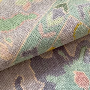 Tapis Oushak violet noué à la main : tapis géométrique en laine