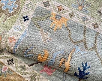Alfombra Oushak hecha a mano en lana turca azul claro y verde salvia. Moderna alfombra floral pastel para sala de estar, dormitorio y guardería. 20,3 x 25,4 cm, 23,6 x 30,5 cm.