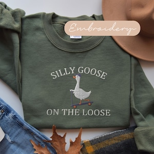 Silly Goose Sweatshirt Embroidered, Silly Goose On The Loose Sweater, Goose Pullover Sweat, Goose Crewneck Sweatshirt, Funny Goose Gift