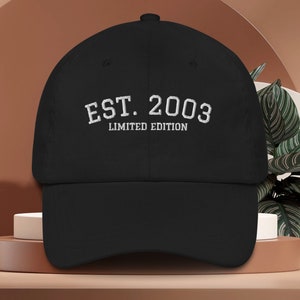 Könnte beinhalten: Schwarze Baseballkappe mit weiß gesticktem Text "EST. 2003 LIMITED EDITION".