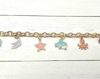 Guldfärgad emalj sommarberlockarmband
