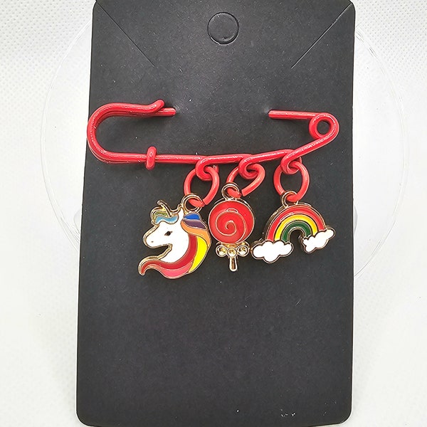 Broche enfant licornes rouges et arc-en-ciel