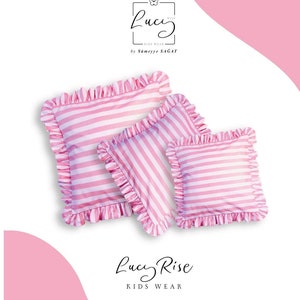 Puede incluir: Una tabla de cortar de madera hecha a mano con un acabado natural. La tabla presenta un borde vivo en un lado y una forma rectangular. Mide aproximadamente 45 cm de largo y 30 cm de ancho.