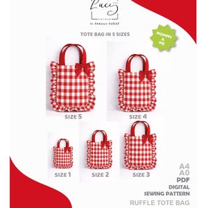 Puede incluir: Un patrón de costura digital para un bolso tote con volantes, disponible en cinco tamaños. Los bolsos tienen asas rojas, lazos y un estampado de cuadros rojos y blancos. También se ve el texto "Mommy & Me".