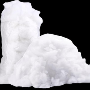 Puede incluir: Dos grandes bolsas de relleno de fibra de poliéster blanca y esponjosa sobre un fondo negro. El relleno de fibra parece suave y similar a una nube, ideal para rellenar almohadas, cojines o proyectos de manualidades. Las bolsas están llenas de una generosa cantidad de material blanco.