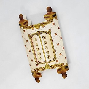 Pode incluir: Um pergaminho decorativo com fundo creme e detalhes dourados. O pergaminho apresenta detalhes dourados ornamentados, um padrão de losangos e texto hebraico. As extremidades do pergaminho são marrons com acabamentos dourados.