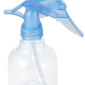 Könnte beinhalten: Eine weiße Keramik-Tasse mit schwarzem Henkel und dem Text "But First, Coffee" in handschriftlichem Stil. Die Tasse steht auf einer weißen Oberfläche. Die Tasse ist 10 cm hoch.