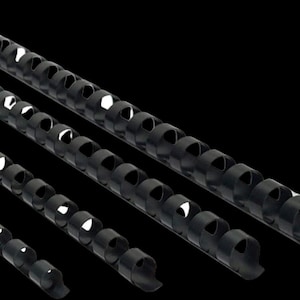 Op de afbeelding: Een verzameling zwarte plastic bindruggen van verschillende lengtes, diagonaal gerangschikt tegen een zwarte achtergrond. Elke rug heeft een reeks gelijkmatig verdeelde, afgeronde lussen voor het binden van documenten. De ruggen zijn gemaakt van duurzaam plastic.