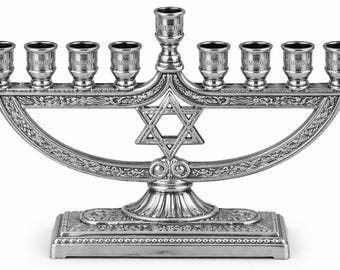 銀色のブリキ製メノラ（ハヌカ用） – 伝統的なユダヤ教のハヌカ用キャンドルホルダー、10インチ