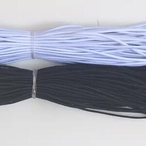 Puede incluir: Dos paquetes de cordones elásticos con puntas metálicas. Un paquete es blanco y el otro negro. Los cordones están atados con bandas de plástico transparente. Estos cordones son adecuados para diversos proyectos de artesanía y costura.