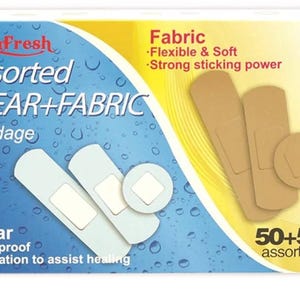 Pode incluir: Caixa de pensos rápidos AuraFresh Assorted CLEAR + FABRIC. A caixa azul e amarela mostra o nome da marca e informações do produto. Os pensos são transparentes e de tecido, com forte adesão.