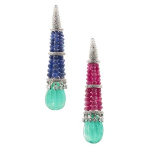 Puede incluir: Un par de pendientes colgantes con una piedra preciosa de esmeralda en forma de lágrima en la parte inferior. Los pendientes están hechos de plata y presentan un grupo de zafiros azules y rubíes rojos.