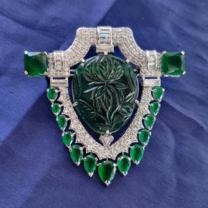 Smaragd Schild Brosche, 1929 grün geschnitzt 925 Sterling Silber CZ königliche Schmuck grün Vintage dekorative Party Wear CZ Brosche Schmuck Geschenk