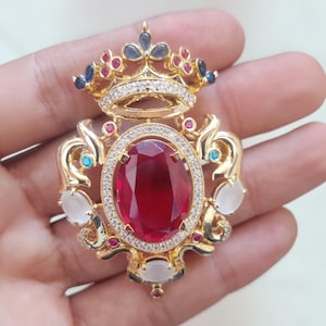 Vintage koninklijke kroonbroche, opvallende broche met rode robijn, Victoriaans heraldisch sieraad, goudkleurig