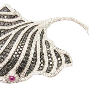 Sprankelend rijk zwart-wit CZ 2,82 TCW met robijnen ogen pijlstaartrog vis unieke vrouwen broche 925 sterlingzilver zeethema sieraden Ocean Life