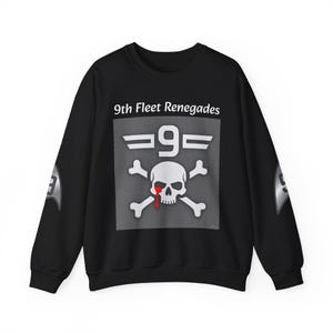Op de afbeelding: Zwarte sweatshirt met de tekst "9th Fleet Renegades" boven een afbeelding van een schedel met een rode druppel, kruisbeenderen en het nummer 9. Zilveren emblemen op de mouwen.