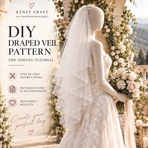 Puede incluir: Un tutorial de costura en PDF para un velo drapeado DIY de Kenzy Craft. La imagen muestra un maniquí con un vestido de novia de encaje blanco y un velo transparente de varias capas con un adorno, sosteniendo un ramo de flores.