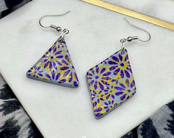 Asymmetriska örhängen, örhängen av polymerlera, handgjorda örhängen, handmålade örhängen, triangelörhängen, geometriska örhängen, handgjord present