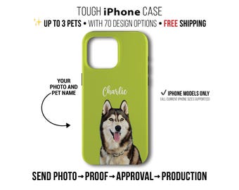 Puede incluir: Una funda de iPhone verde lima con un retrato de un Husky siberiano llamado Charlie. La funda tiene el texto "TOUGH iPhone CASE" y "UP TO 3 PETS". El proceso es "SEND PHOTO → PROOF → APPROVAL → PRODUCTION".
