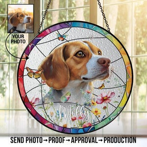 Op de afbeelding: Een hangend glas-in-loodraam met een kleurrijk bloemenontwerp en een beagle-hond met de naam "Molly" eronder.