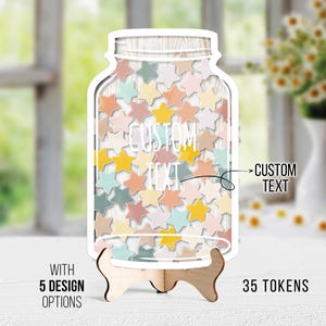Peut inclure: Panneau en bois en forme de bocal Mason, rempli d'étoiles pastel, sur un support en bois. Le panneau porte les mots "CUSTOM TEXT" et "35 TOKENS". Il propose 5 options de conception.