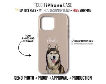 Puede incluir: Una funda resistente para iPhone en color neutro con un retrato de un perro llamado Charlie. La funda tiene el texto "TOUGH iPhone CASE" y "UP TO 3 PETS WITH 70 DESIGN OPTIONS". La imagen también incluye el texto "YOUR PHOTO AND PET NAME".