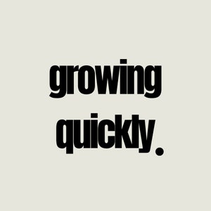 Może przedstawiać: Czarno-biała grafika tekstowa z napisem "growing quickly."