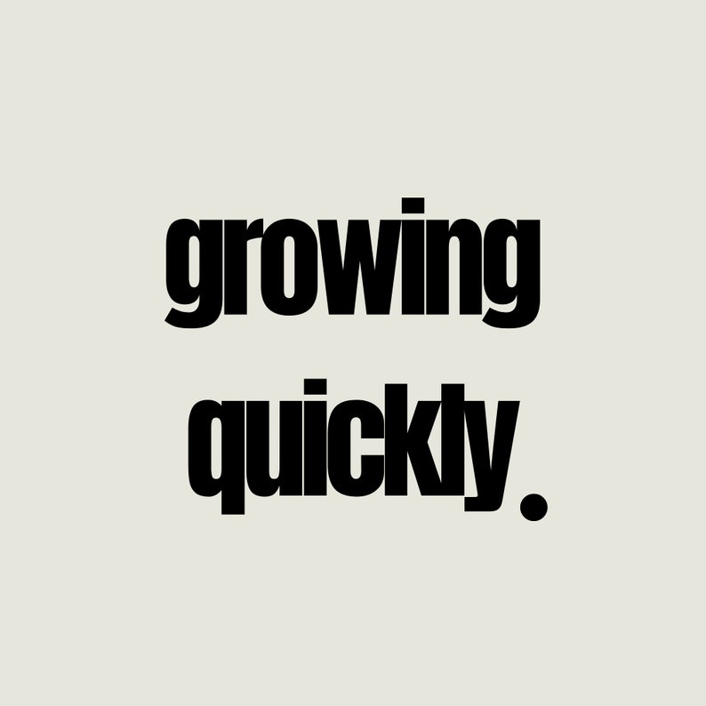 Może przedstawiać: Czarno-biała grafika tekstowa z napisem "growing quickly."