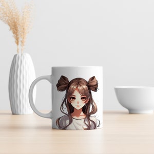 Op de afbeelding: Witte keramische mok met een kleurrijke illustratie van een animemeisje met bruin haar in staartjes. Het meisje draagt een wit shirt.