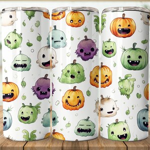 Peut inclure: Trois gobelets en acier inoxydable blancs avec un motif répété de citrouilles de dessins animés et d'autres courges souriantes en orange, vert, violet et bleu. Le motif comprend de petites feuilles vertes. Chaque gobelet mesure environ 20 cm de haut.
